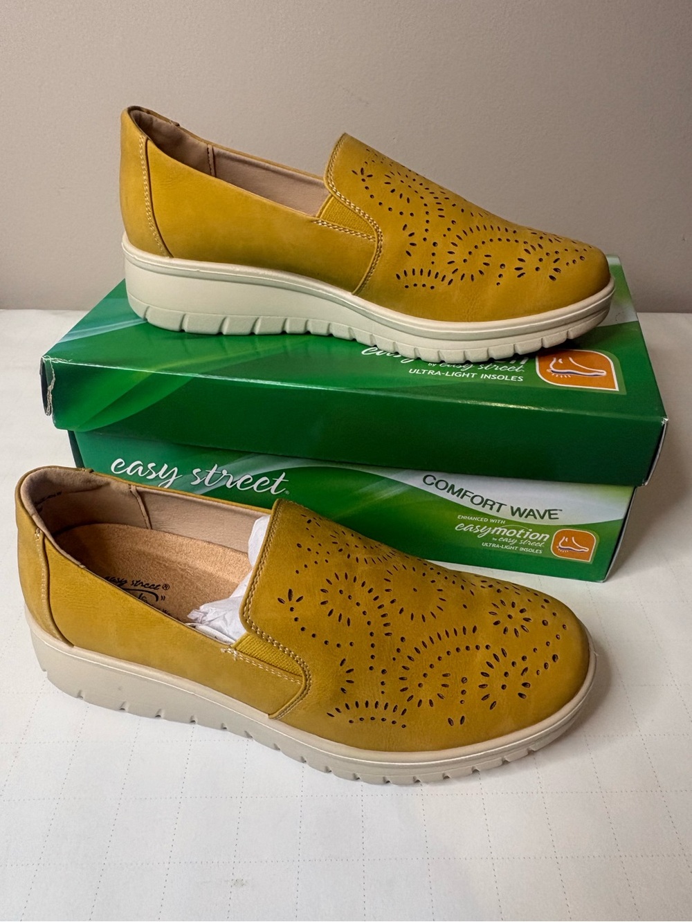 Easy Street sz 8.5 WIDE Yellow Ying Slip On Sneaker New in Box (32)